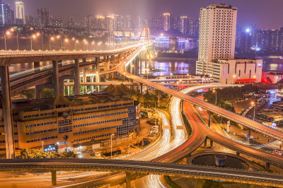 重庆城市夜景中流光溢彩的高架桥