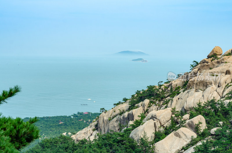 海上第一名山崂山，仰口的山峰和远处的海