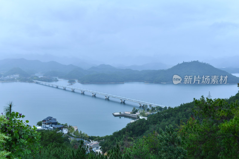 天屿山顶俯视千岛湖大桥，千岛湖自然风光