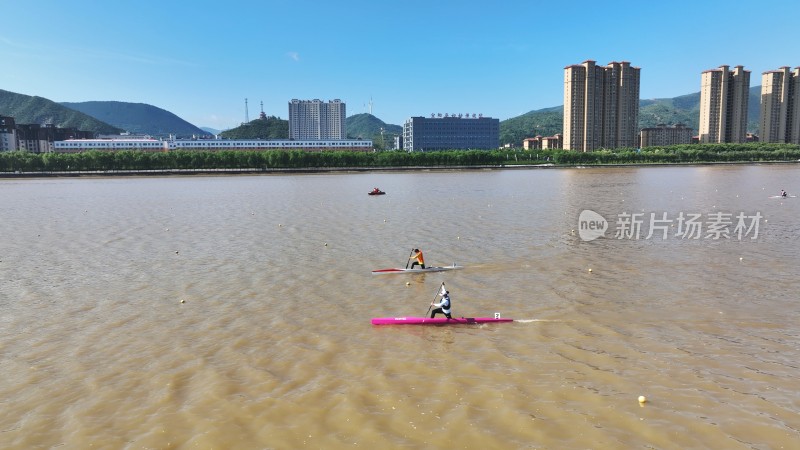 河南省宜阳县洛河上皮划艇比赛激烈进行