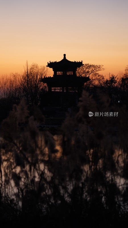 落日余晖下的古亭剪影