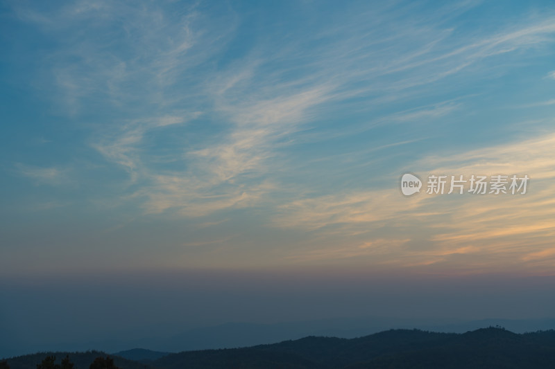 夕阳西下的天空云彩