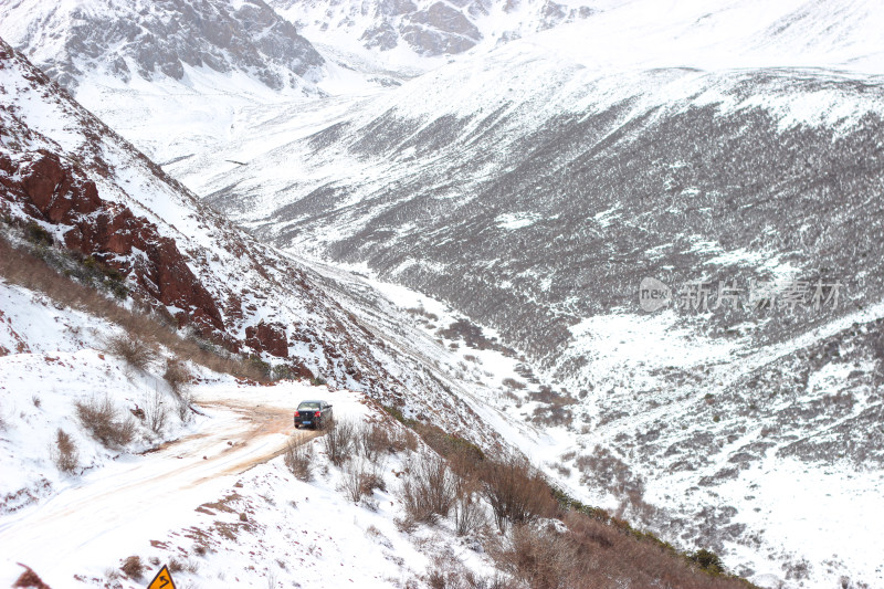 西藏昌都地区川藏线沿途雪景地形