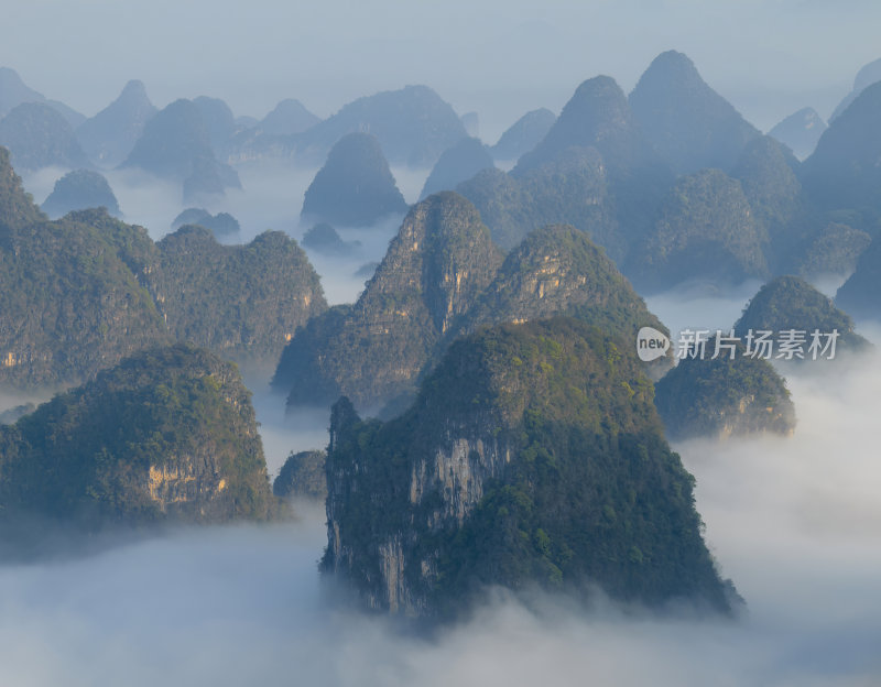 早晨的桂林喀斯特地貌山水云海