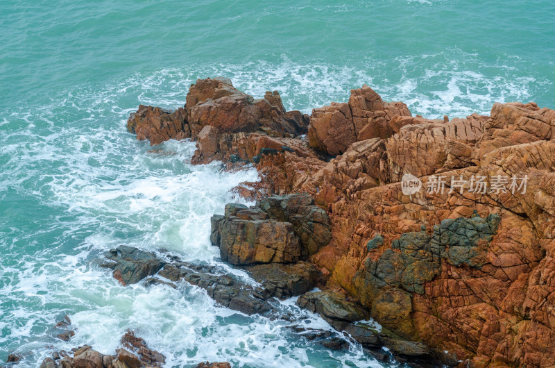 青岛小麦岛海边风光，礁石与波浪