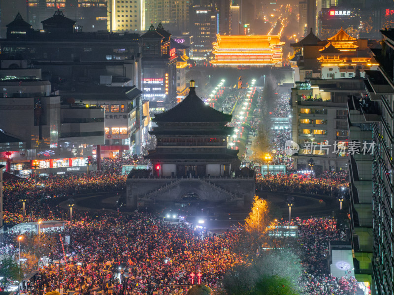 航拍西安钟楼跨年人山人海夜景