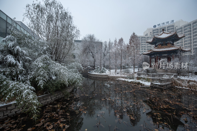 雪后中式亭子与池塘景观