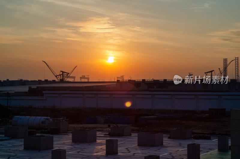 夕阳下的青岛市，黄岛的船舶重工工业基地