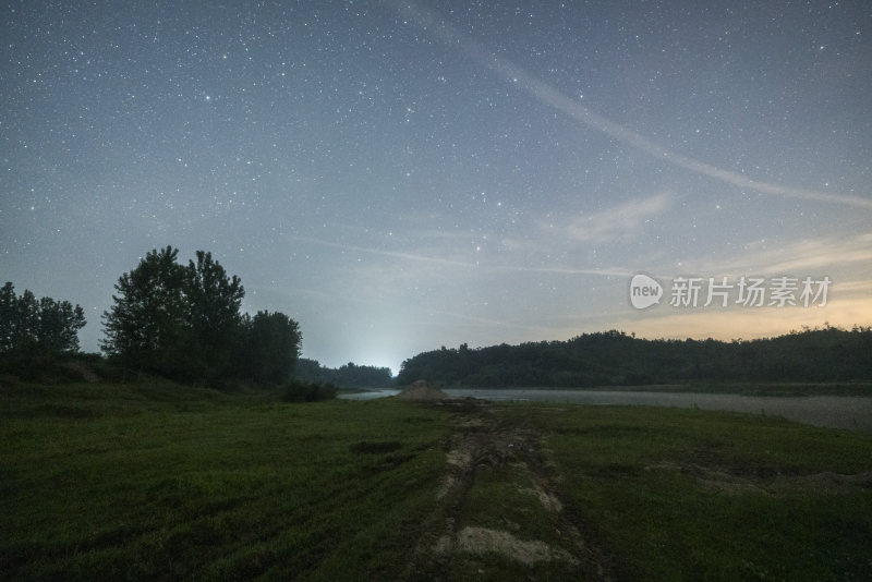 野外草地夜空下的璀璨星河