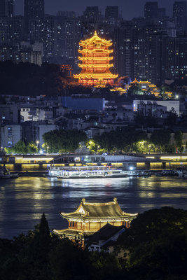 夜晚亮灯的黄鹤楼与晴川阁夜景