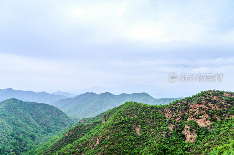 中国夏季金山岭长城阴天下雨云雾风光