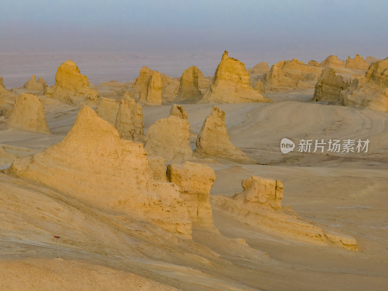 青海海西州俄博梁无人区戈壁滩上的奇特地貌