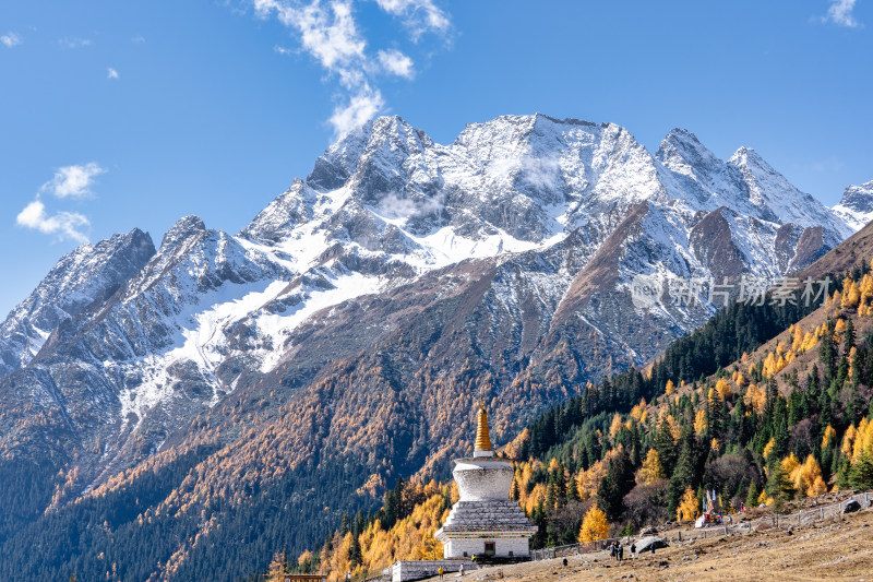 四川四姑娘山双桥沟景区秋天的雪山美景