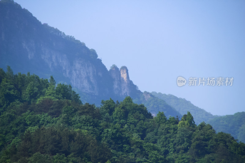 山峰上的双石柱景观