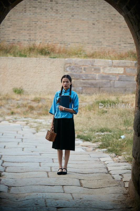 在古城身穿民国学生服饰的女大学生