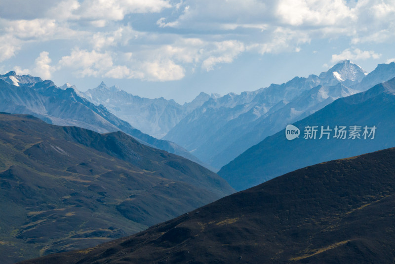 航拍理塘雪山