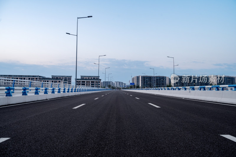 重庆市渝北区丛岩桥空旷的道路与城市建筑