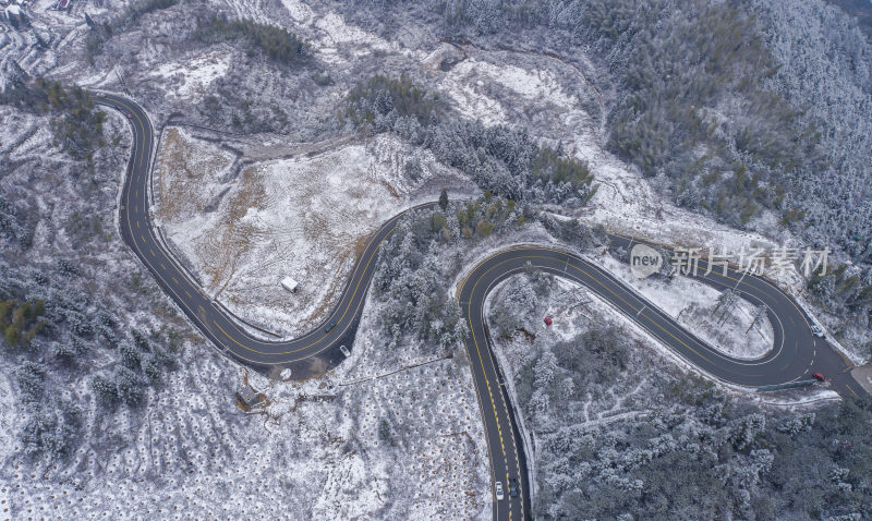 冬天雪后的公路
