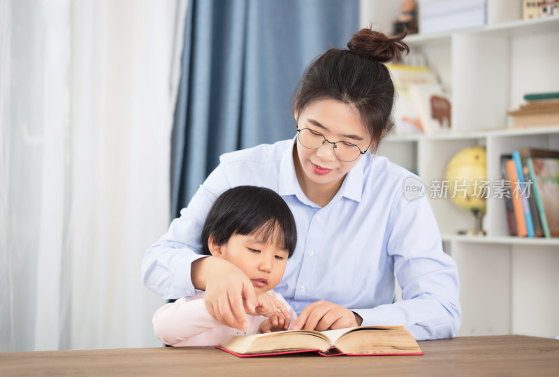 妈妈陪伴女儿成长