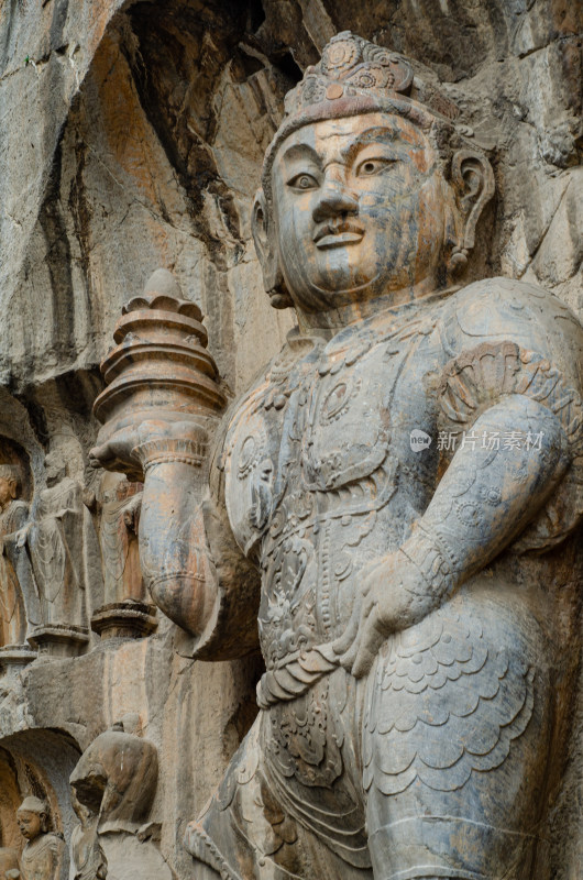 中国河南洛阳龙门石窟奉先寺的多闻天王雕塑
