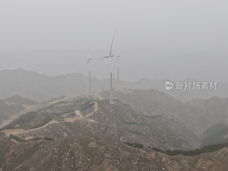 山间风力发电机景观