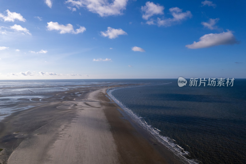 蓝天白云下的北海沙滩海边