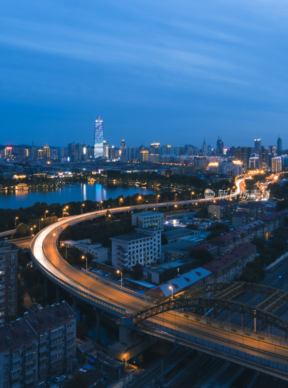 山东济南顺河高架桥大明湖绿地中心夜景航拍