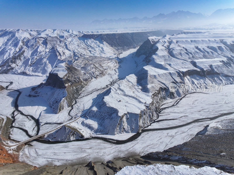 航拍新疆冬季安集海大峡谷雪景雪山山脉河流