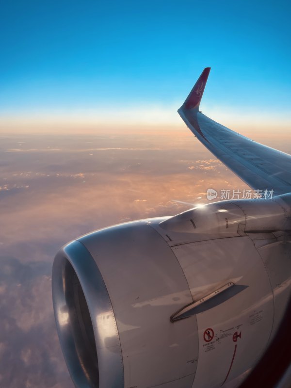 飞机机翼高空日出景象