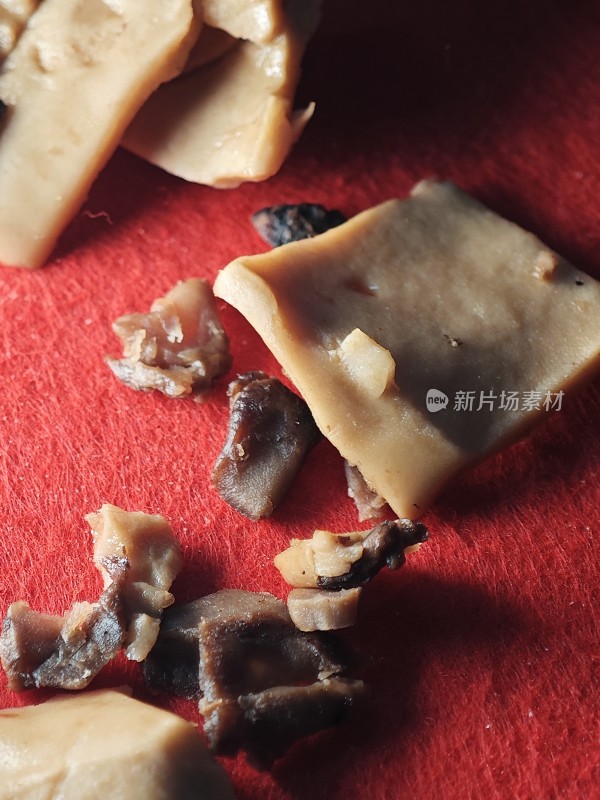 散落的块状豆干食物特写