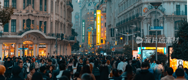 繁华商业街人来人往热闹景象