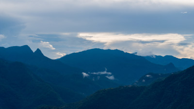 中国福建武夷山云雾缭绕