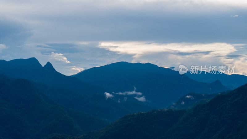 中国福建武夷山云雾缭绕