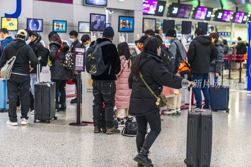 机场内旅客排队办理登机手续的场景