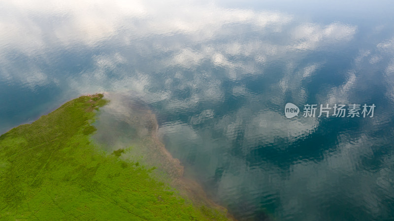 湖泊河流水面倒影绿洲天空云朵自然风景背景