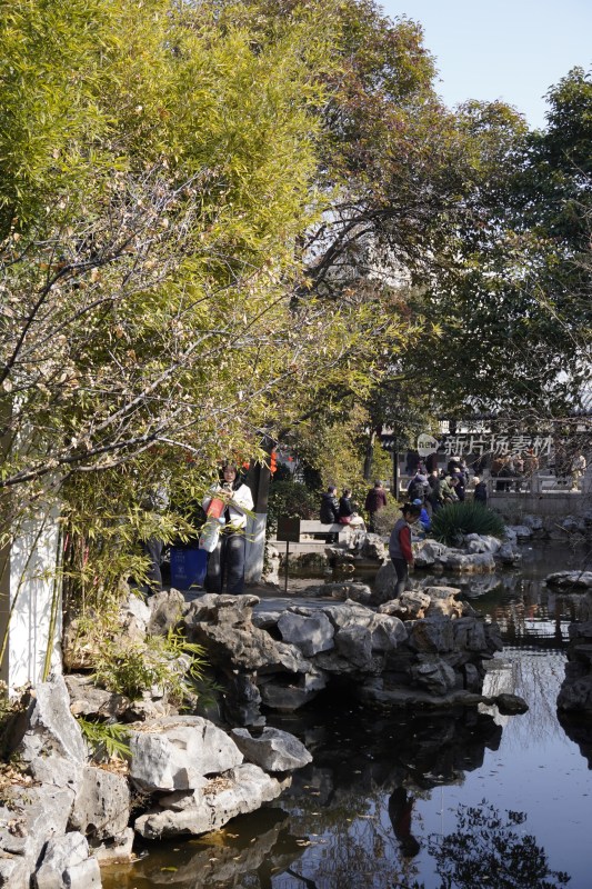 中式园林游客漫步场景