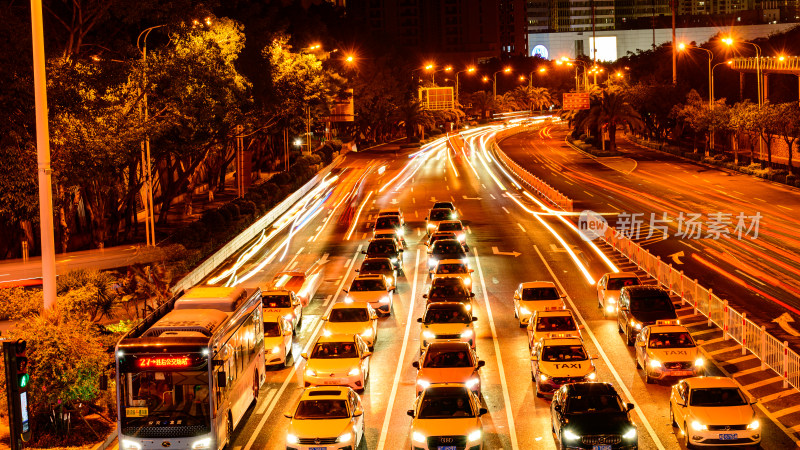 城市道路夜晚车流景象