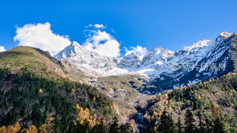 四川阿坝理县毕棚沟的雪山雪景