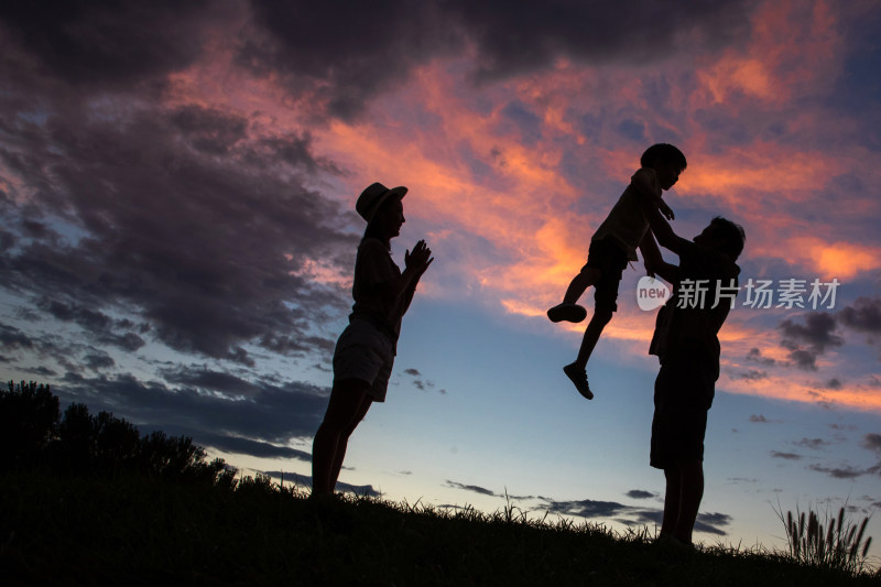 夕阳下幸福的一家三口