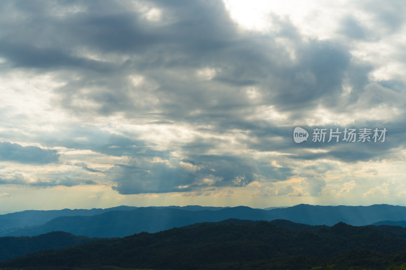 山顶的天空和风景