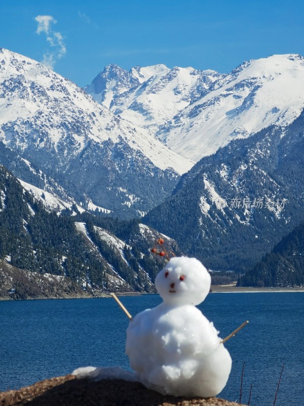 天山天池的小雪人