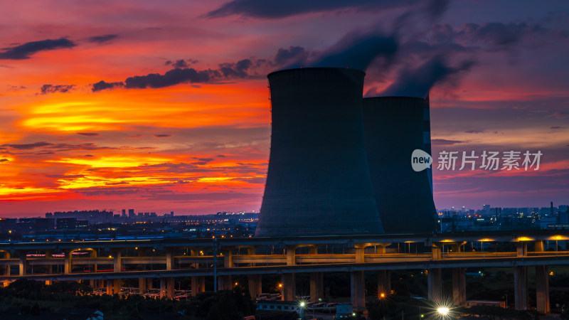 夕阳下的冷却塔与高架桥景观
