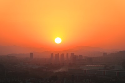 城市日落时分的太阳与建筑景观