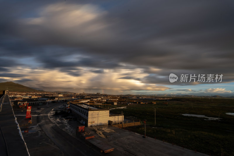 西藏阿里帕羊镇高原城市日落的城市美景