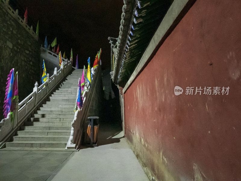 山西五台山普化寺禅院晚上风景