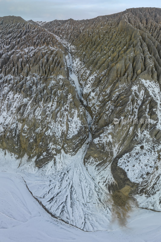 新疆北疆独山子大峡谷纹理雪山高空航拍