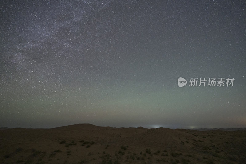 沙漠中的璀璨星空夜景