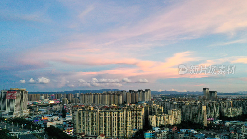 城市天际线下的夕阳余晖