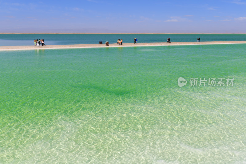 航拍青海察尔汗盐湖翡翠绿色湖水青甘大环线