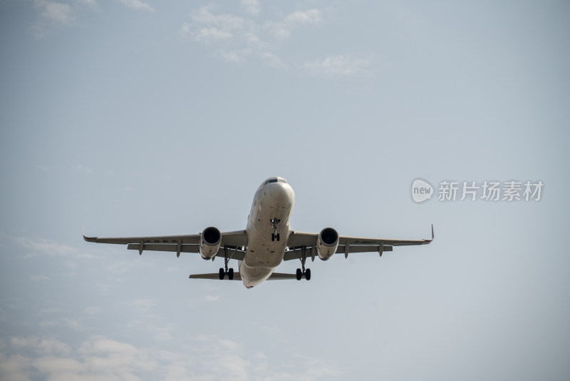 空中飞行的客机特写